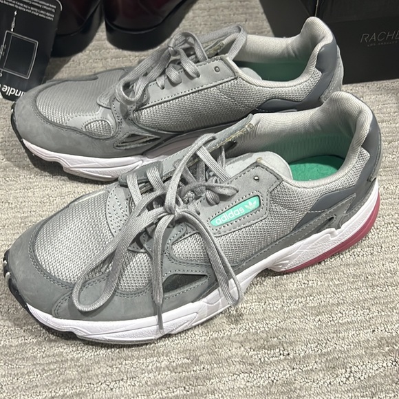 Womens Adidas - Picture 3 of 4